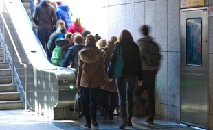 Illustration de Toulousains sortant du métro le 28 février 2012.