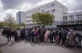 Des centaines de personnes font la queue pour des colis alimentaires dans le quartier Hellersdorf, à la périphérie est de Berlin, en Allemagne, mercredi 26 avril 2023.