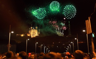 Lors d'un feu d'artifice à Lyon projeté depuis la colline de Fourvière. Illustration.