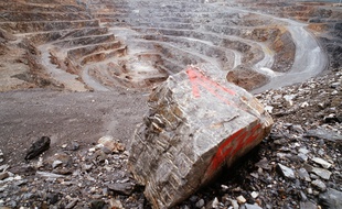 La mine d'or de Salsigne, fermée en 2004, dont les déchets polluants font encore polémique.