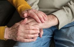 Séparés à la naissance, un frère et une sœur se retrouvent 80 ans plus tard