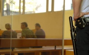 Toujours serviable et disponible pour certains de ses voisins, "sadique" et "pervers" pour d'autres: le premier jour du procès de Jean-Luc Cayez pour le viol et le meurtre en septembre 2005 d'une jeune femme habitant la résidence dont il était le gardien, a mis en évidence la double personnalité de l'accusé.