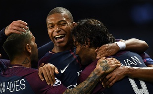 Kylian Mbappé entouré de ses coéquipiers lors de la victoire du PSG contre le Bayern Munich en Ligue des champions, le 27 septembre 2017 au Parc des Princes.