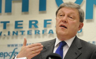 L'opposant russe Grigori Iavlinski, candidat du parti démocrate Iabloko à la présidentielle du 4 mars, a été disqualifié vendredi au motif d'irrégularités dans la collecte des deux millions de signatures de soutien, a annoncé la commission électorale centrale.