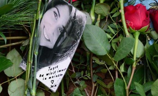 Des fleurs et une photo sont posées le 3 décembre 2014 à Bad Soden-Salmünster sur la tombe de Tugce Albayrak, une étudiante d'origine turque frappée après avoir défendu deux adolescentes