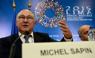 Le ministre français des Finances Michel Sapin, lors d'une conférence de presse à Lima, le 9 octobre 2015