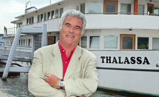 Georges Pernoud en 2004, devant la péniche-studio Thalassa amarée quai de Javel (Paris 15e).