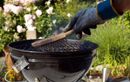 Vous faites sûrement ces erreurs avec votre barbecue… et elles rendent le nettoyage plus compliqué qu’il ne devrait l’être !
