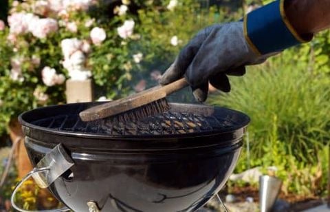 Vous faites sûrement ces erreurs avec votre barbecue… et elles rendent le nettoyage plus compliqué qu’il ne devrait l’être !