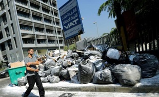 Un homme passe devant un tas d'ordures, à Beyrouth, le 23 juillet 2015