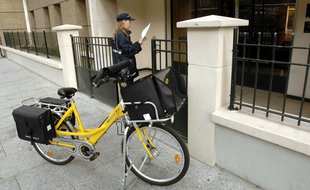 Une centaine de courriers retrouvés dans une poubelle à Palaiseau.