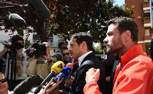 L'ex-trader de la Société générale Jérôme Kerviel et son avocat David Koubbi devant la presse le 18 mai 2014 à Vintimille, en Italie
