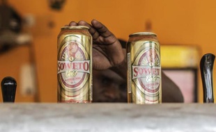 La bière Soweto Gold, avec comme emblème un poing levé sur fond d'épis de malt, à la brasserie Ubuntu Kraal de Soweto, le 13 mai 2015