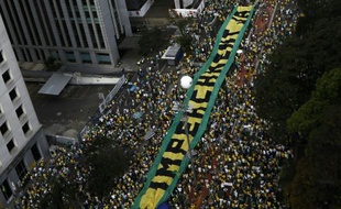 Des manifestants réclament le 16 août 2015 à Sao Paulo le départ de la président de gauche Dilma Rousseff
