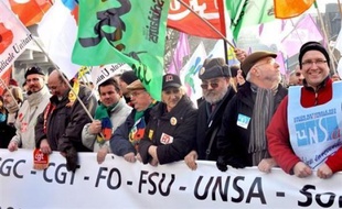 Des manifestations imposantes contre la politique gouvernementale face à la crise se sont déroulées jeudi matin dans plusieurs villes dans le cadre de la journée d'action à l'appel de tous les syndicats tandis que les grèves affectaient prioritairement l'Education nationale.