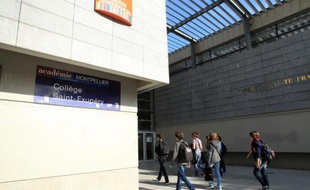 Une adolescente de 13 ans a été mise en examen samedi à Perpignan pour "violences" sur une enseignante qui accuse la collégienne de l'avoir frappée pendant un cours de français jeudi, a-t-on appris auprès de l'avocate de l'élève.