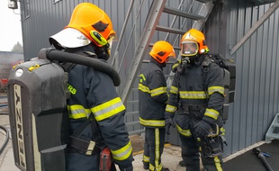 Des pompiers. (Illustration)