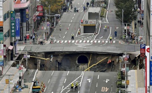 Un immense trou s'est formé sous une artère de Fukuoka, dans le sud du Japon, le 8 novembre 2016.