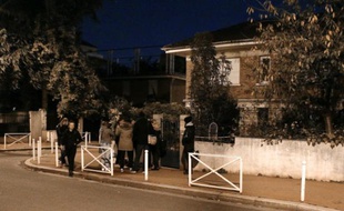 Des gens le 23 novembre 2015 devant une maison à Montrouge le 23 novembre 2015 après la découverte de ce qui ressemble à une ceinture d'explosifs