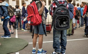 Des élèves dans la cour d'une école primaire à Paris, le 2 septembre 2014
