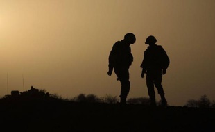 Au lever du soleil, le piège s'est refermé. Un millier de soldats français a encerclé dimanche cette vallée perdue dans le désert au nord de Gao, pour en chasser ou y éliminer les combattants islamistes.