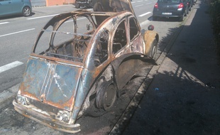 La 2CV d'une militante d'En Marche a été incendiée à Toulouse dans la nuit du 31 mai au 1er juin 2017.