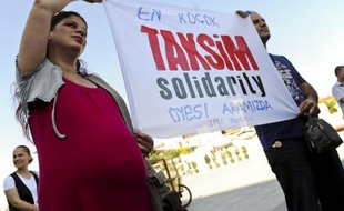 Rassemblement pour les militants anti-gouvernement jugés à Istanbul pour avoir organisé des manifestations le 12 juin 2014