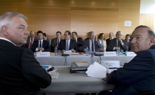 Les partenaires sociaux réunis autour du président de la République lors de la conférence sociale des 7 et 8 juillet 2014, à Paris. A gauche, Thierry Lepaon (CGT), à droite Pierre Gattaz (Medef).