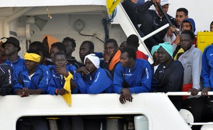 Illustration. Des migrants secourus par l'Aquarius, navire affrété par SOS Méditerranée, le 13 octobre 2017.