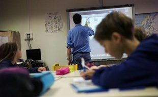 Un professeur utilise un tableau blanc tactile dans une école élémentaire parisienne, le 9 septembre 2014