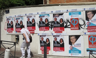 Des affiches de Mélenchon et de Mennucci