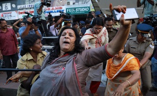 Des femmes présentes le temple hindou d'Ayyappa, à Sabarimala