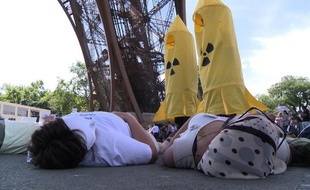 Plusieurs dizaines d'opposants à l'armement nucléaire ont fait les morts mercredi sous la Tour Eiffel, à l'occasion du 67ème anniversaire des bombardements d'Hiroshima et de Nagasaki, qui ont tué quelque 200.000 personnes.