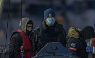 Des migrants secourus après avoir tenté de traverser la Manche, le 24 novembre 2021.