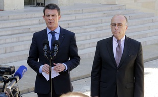 Manuel Valls et Bernard Cazeneuve sur le perron de l'Elysée, le 22 avril 2015.