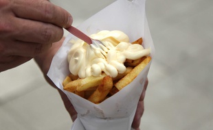 Illustration d'un cornet de frites belge