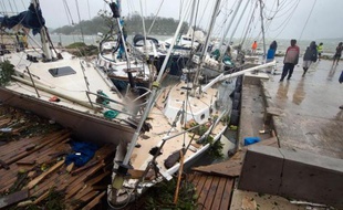 Des bateaux endommagés par le cyclone Pam, au Vanuatu, à Port Vila le 14 mars 2015