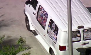 Capture d'écran du minivan du suspect arrêté en Floride le 26 octobre 2018 dans l'enquête sur les colis piégés envoyés à une douzaine de personnalités anti-Trump.