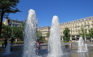 La fontaine du square de Gaulle., derrière le Capitole
