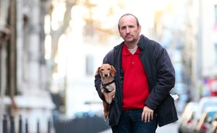 Marseille le 18 décembre 2012 - L'écrivain Serge SCOTTO et son chien Saucisse