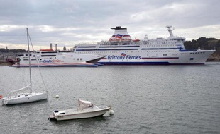 L'un des plus grands ferries "écologiques" du monde, au gaz naturel, a été commandé par la compagnie bretonne Brittany Ferries aux chantiers STX France de Saint-Nazaire pour 270 millions d'euros, ont annoncé mardi les deux sociétés.