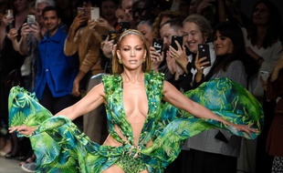 La chanteuse Jennifer Lopez au défilé P/E 20 Versace