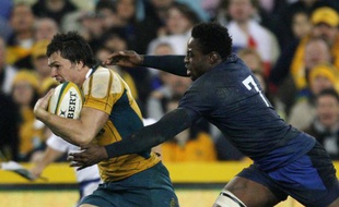 Fulgence Ouedraogo tente de plaquer l'Australien Adam Ashley-Cooper lors d'un test-match à Sydney, le 27 juin 2009