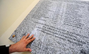 Plaque commémorative portant le nom d'élèves du lycée Szechenyi morts en déportation, à Pecs dans le sud de la Hongrie le 16 avril 2014