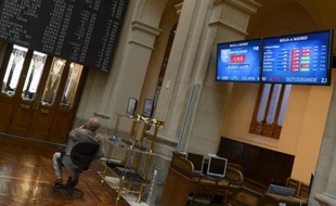 L'Espagne a réussi jeudi à emprunter 3,992 milliards d'euros à des coûts majoritairement en baisse, mais ce répit accordé par les marchés ne doit pas faire oublier leur impatience à ce que la quatrième économie de la zone euro demande son sauvetage financier.