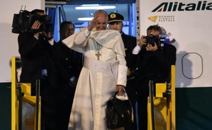Le pape à son départ du Paraguay le 15 à l'aéroport Asuncion