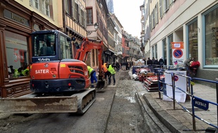 Travaux rue des Juifs pour la mise en place d'une zone de rencontre.