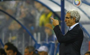 Raymond Domenech, le sélectioneur de l'équipe de France, face à la Roumanie, le 11 septembre 2008 à Constanta.