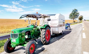 Le tracteur et sa caravane. Photo remise par la gendarmerie de la Marne.