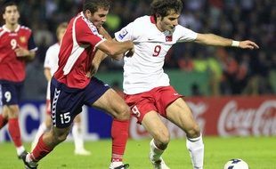 Le joueur turc Halil Altintop et l'Arménien Hrayr Mkoyan lors de la rencontre Turquie - Arménie le 14 octobre 2009 pour les qualifications de la Coupe du Monde.